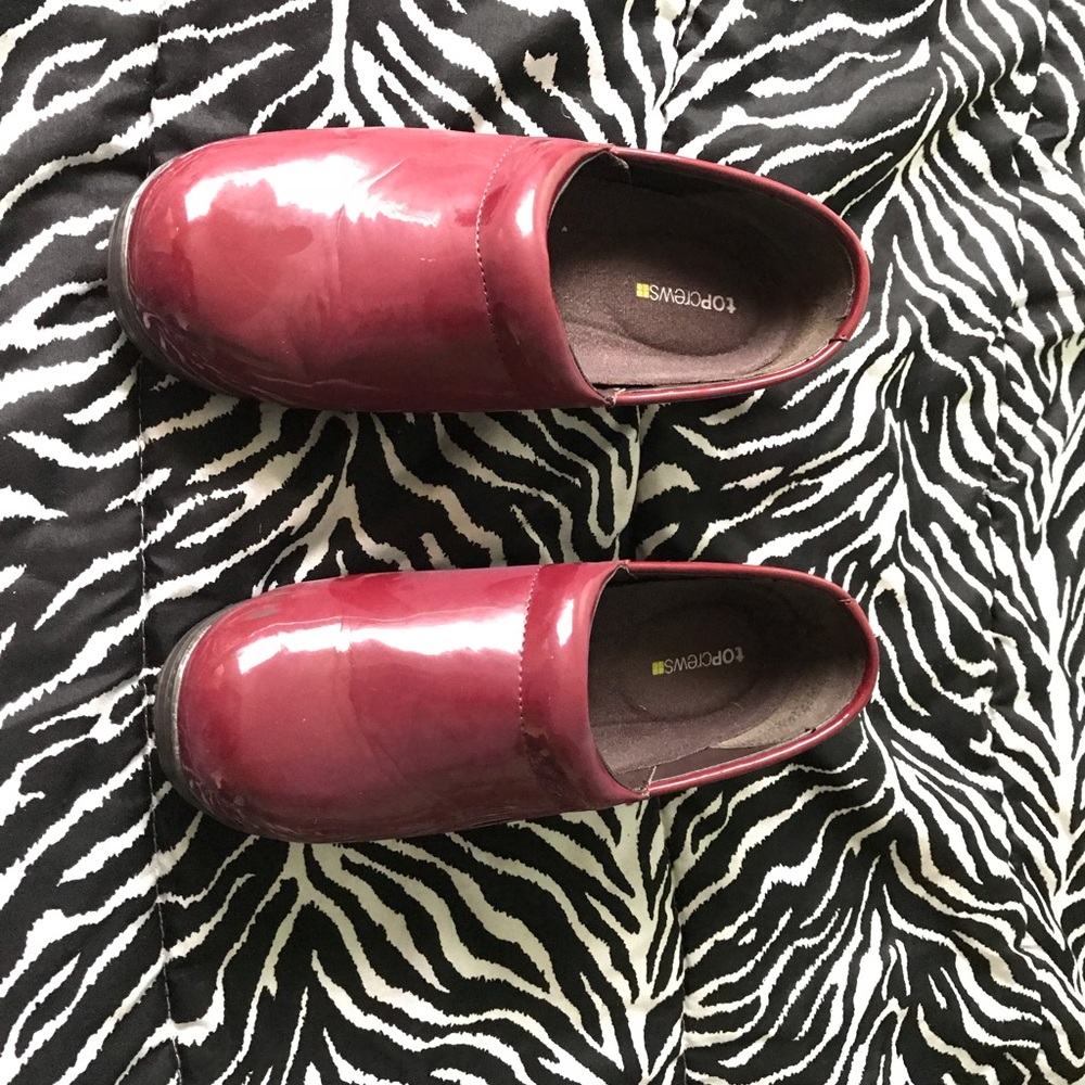 Leather clog shoes